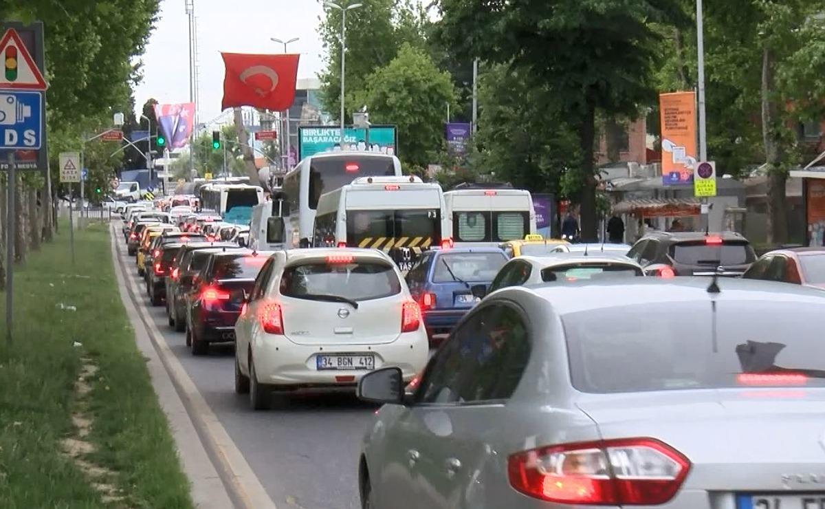 Sokağa &ccedil;ıkma yasağı sonrası İstanbul'da toplu ulaşım ve trafikte yoğunluk