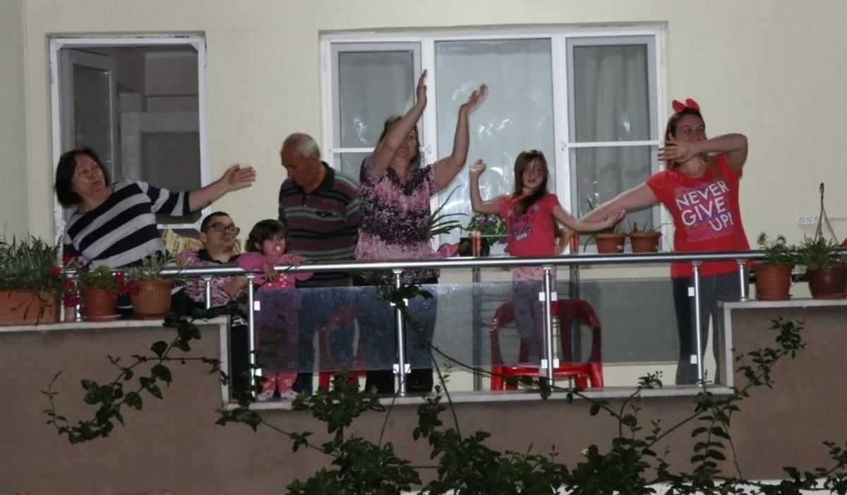 Alaşehirliler balkonlarında spor yaptı