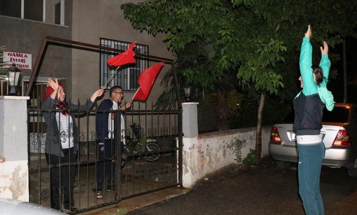 Alaşehirliler balkonlarında spor yaptı G2
