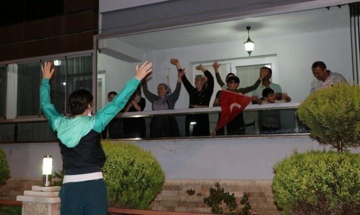 Alaşehirliler balkonlarında spor yaptı G3