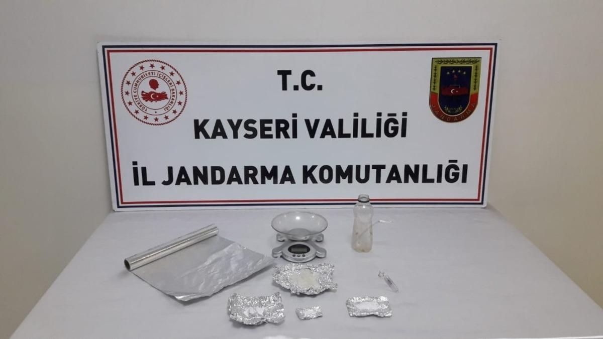 Jandarmadan 3 il&ccedil;ede uyuşturucu operasyonu: 4 g&ouml;zaltı
