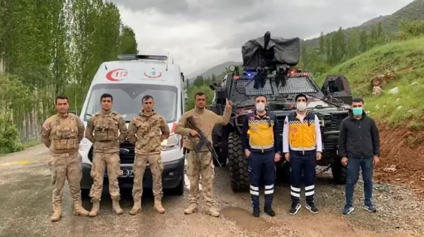 Asker ve sağlık&ccedil;ılardan &lsquo;evde kal&rsquo; &ccedil;ağrısı