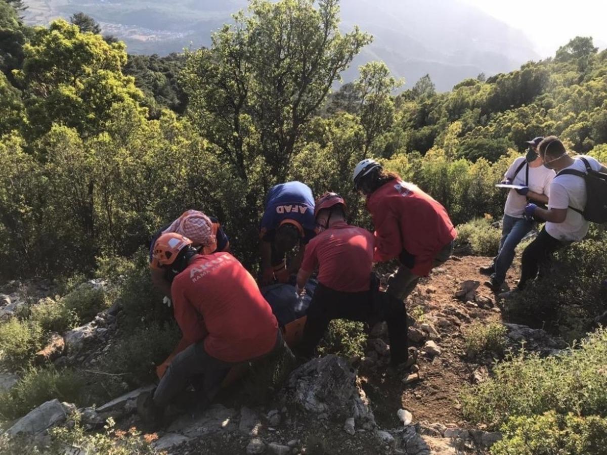 14 g&uuml;n sora &ouml;l&uuml; bulunan dağcının cenazesi 14 saatte kurtarıldı