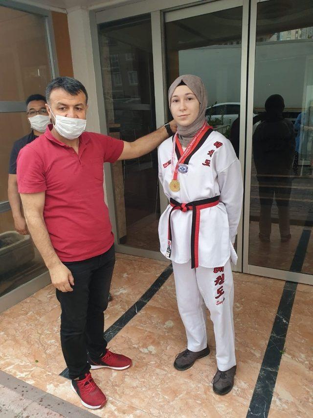 Online Taekwondo Poomse Müsabakalarında dereceye giren sporculara ödüllere evlerinde verildi