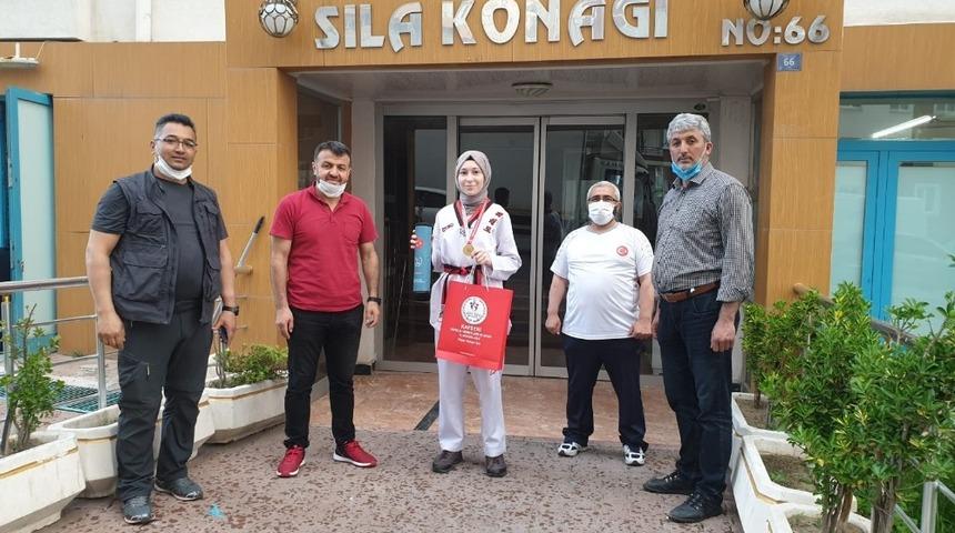 Online Taekwondo Poomse Müsabakalarında dereceye giren sporculara ödüllere evlerinde verildi