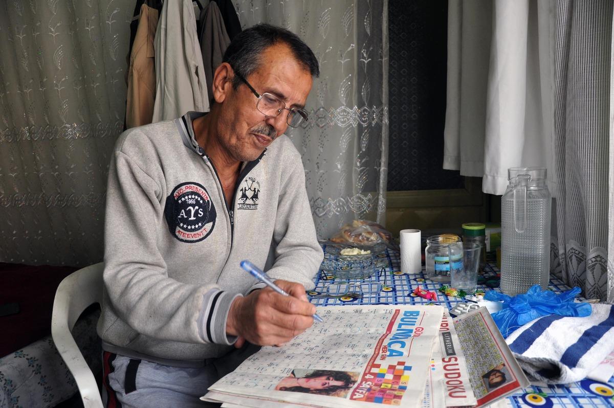 Tek başına yaşıyor, 75 g&uuml;nl&uuml;k izolasyonu bulmaca &ccedil;&ouml;zerek ge&ccedil;iriyor