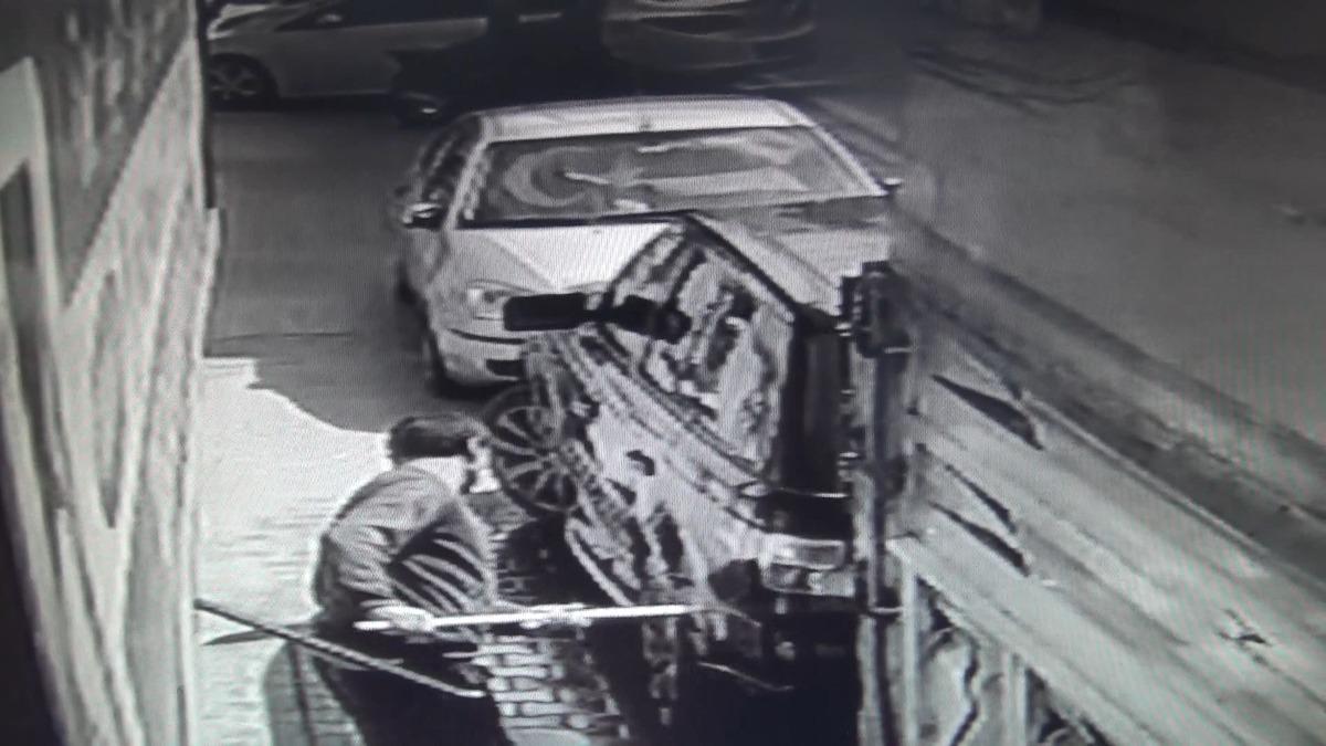 &Ouml;fkeli kadın evinin &ouml;n&uuml;nde l&uuml;ks cipini yıkayan komşusundan &ccedil;&ouml;plerle intikam aldı