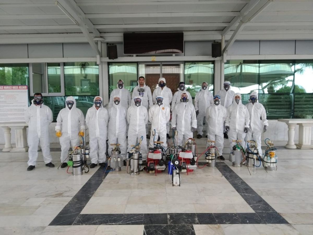 İzmir&rsquo;de camiler dezenfekte ediliyor