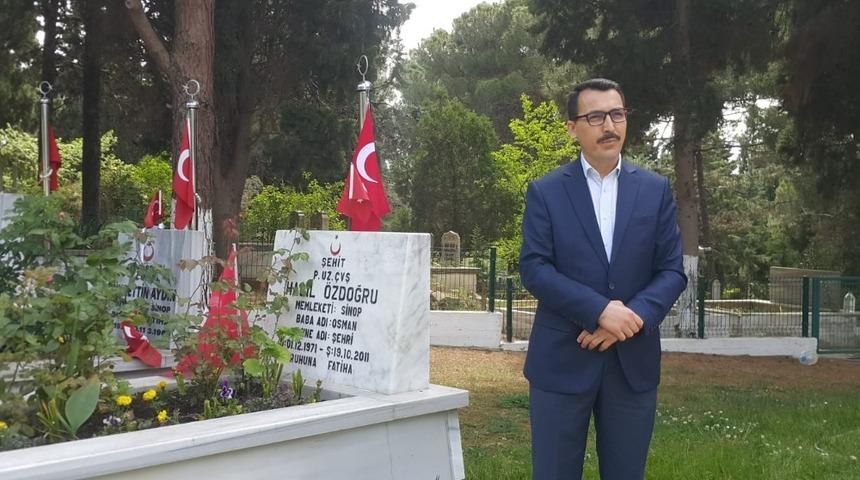 Sokağa &ccedil;ıkamayan vatandaşların yerine mezar ziyaretlerini m&uuml;ft&uuml;l&uuml;k yaptı