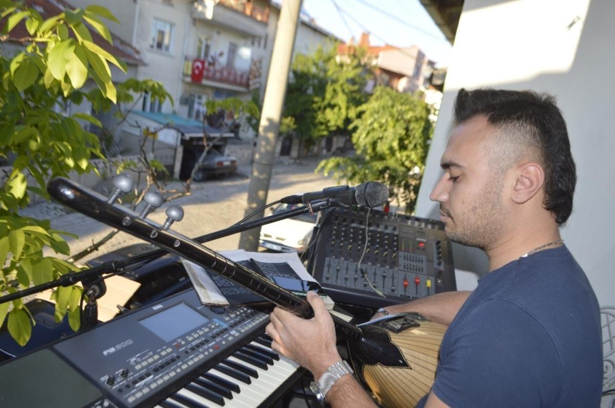 Bayram boyunca mahalle sakinlerine canlı m&uuml;zik sundular