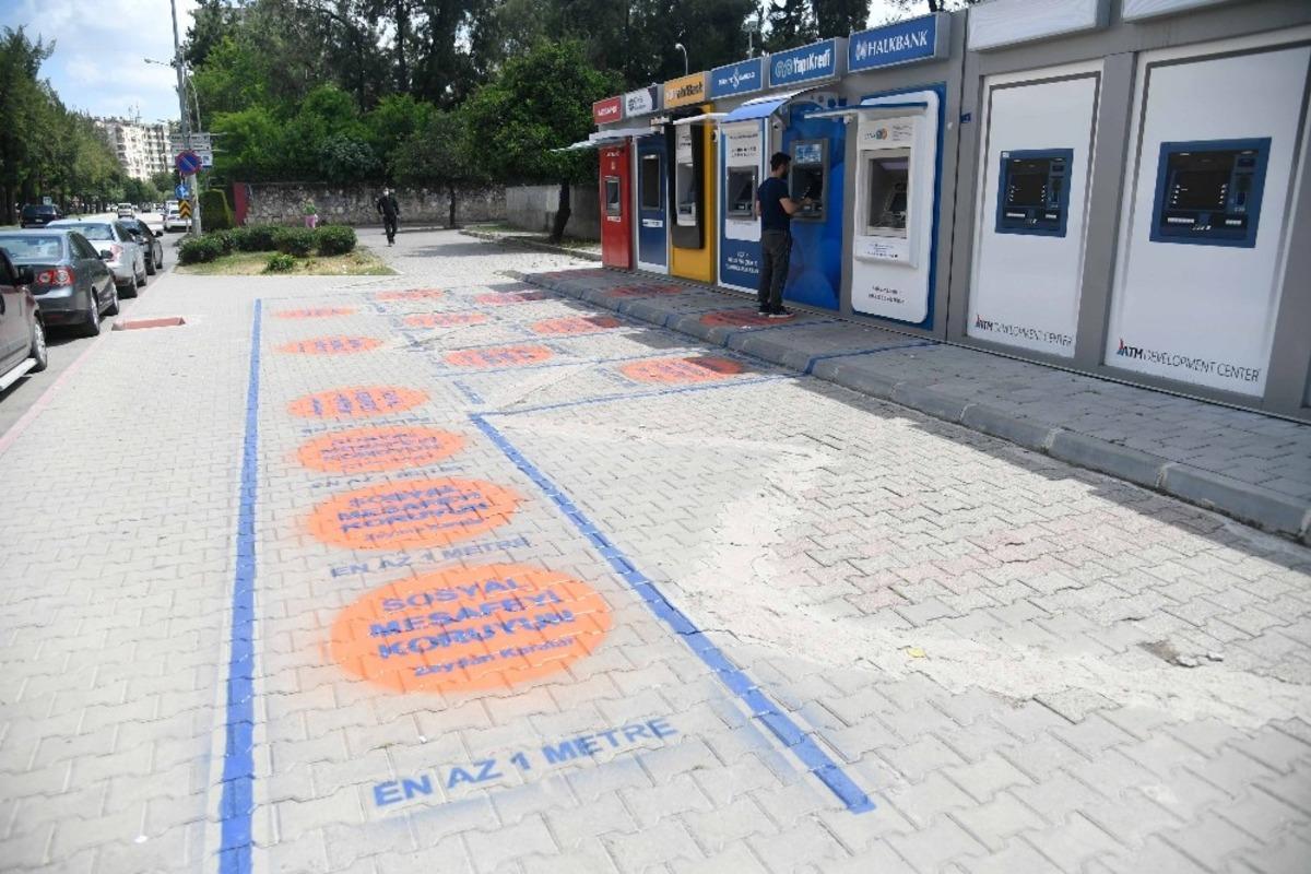 Sosyal mesafeye işaretle uyulacak