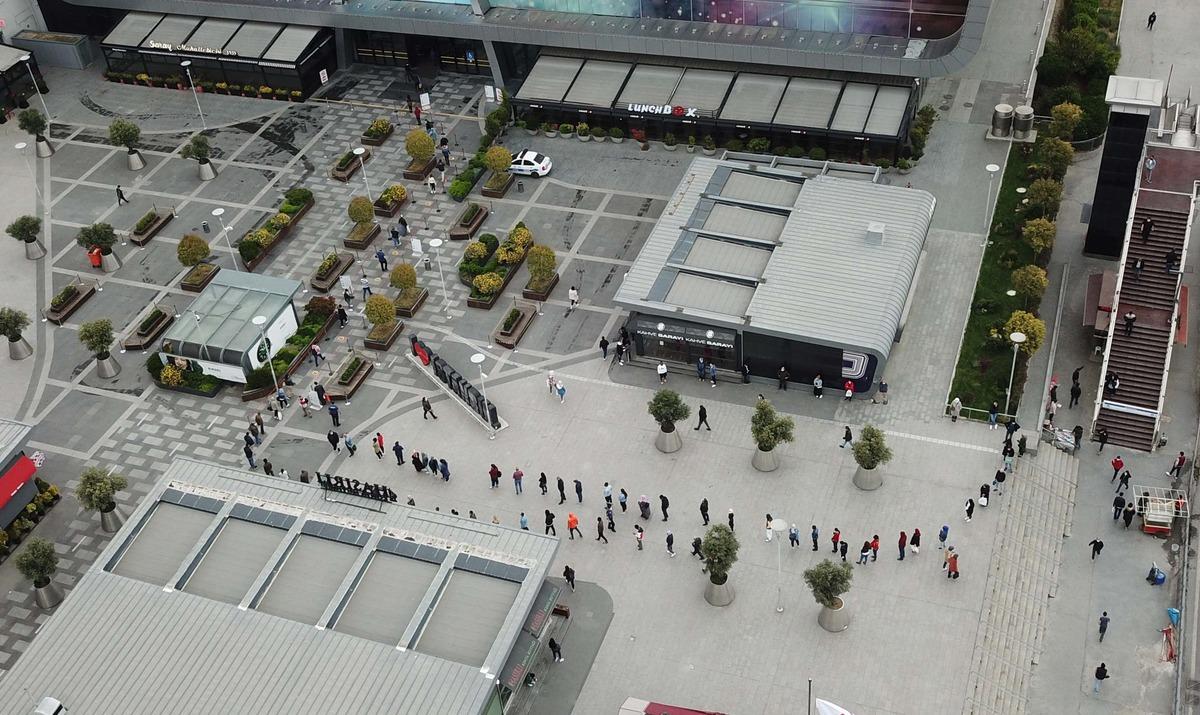 Sokağa &ccedil;ıkma yasağı sonrası alışveriş merkezine koştular