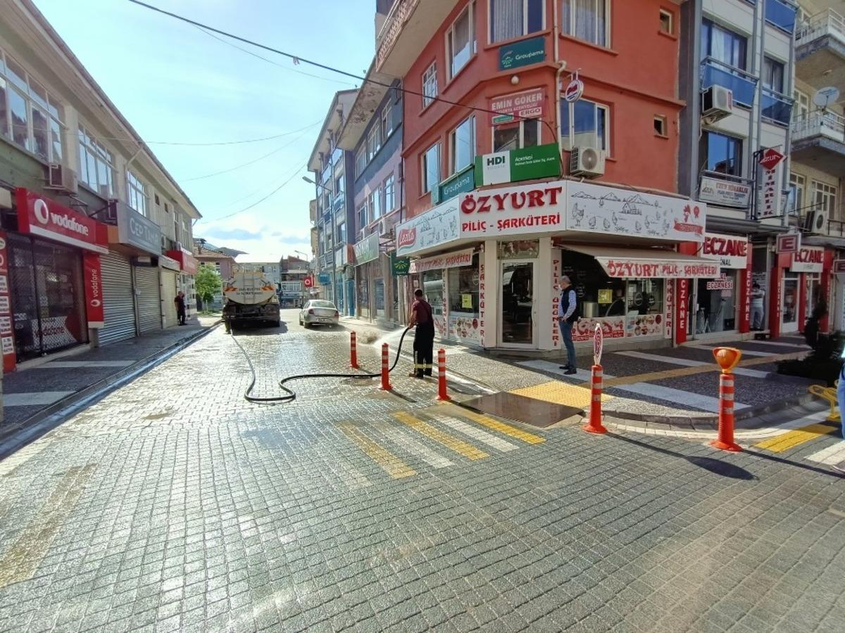 Kısıtlama sonrası cadde ve sokaklar temizlendi