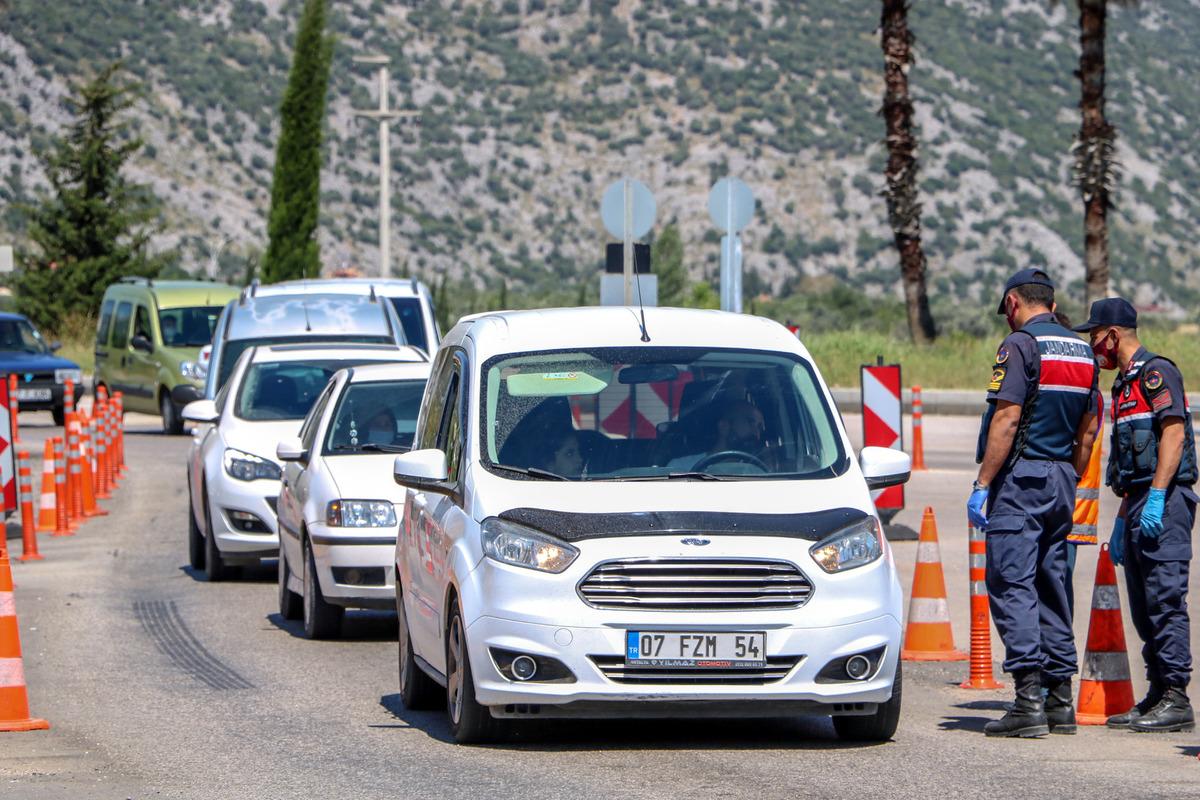 Kısıtlama bitti, yoğunluk başladı... Antalya girişinde uzun ara&ccedil; kuyruğu