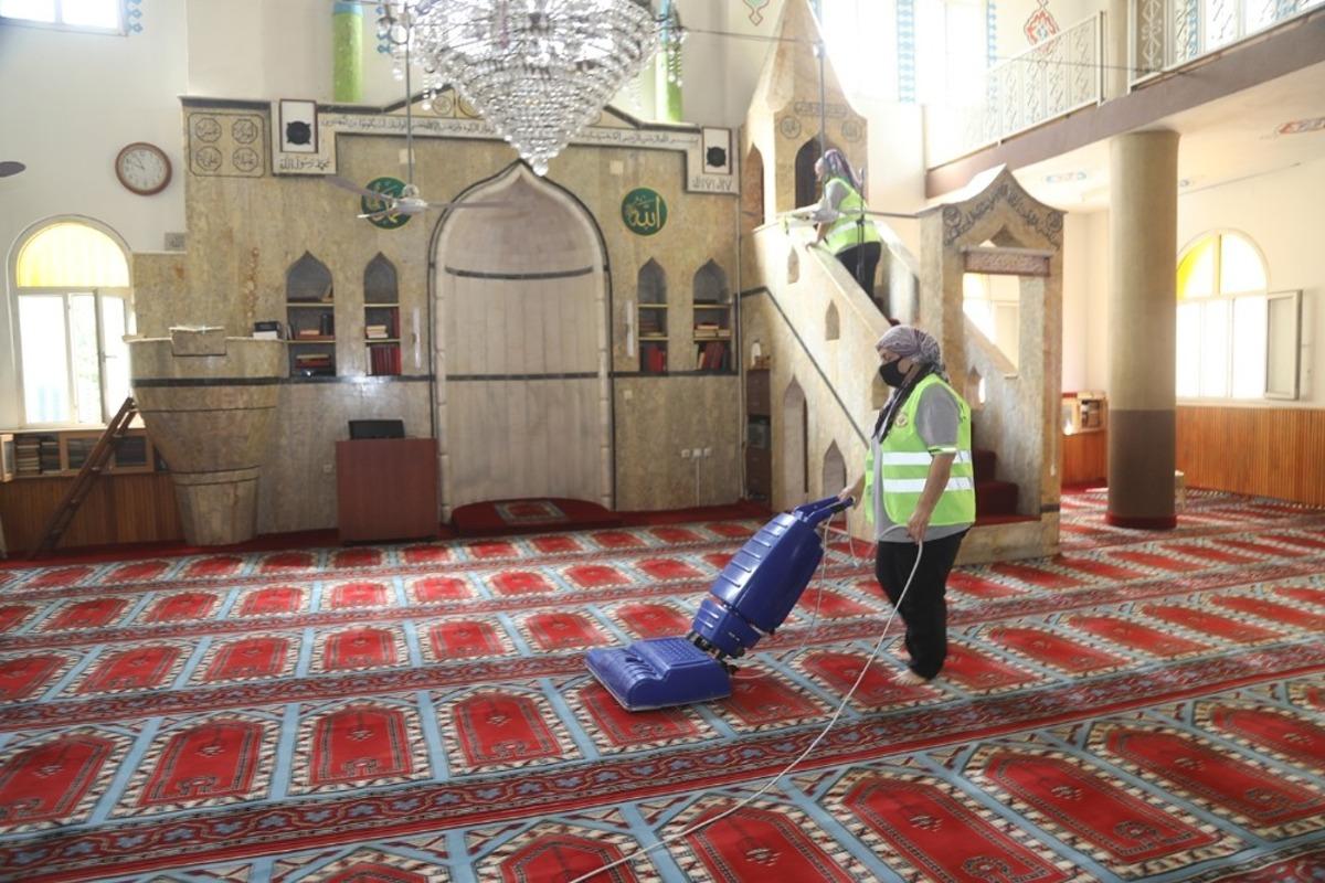 Y&uuml;reğir&rsquo;de camiler ibadete hazır