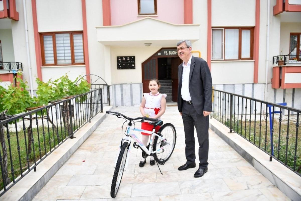 &lsquo;&Ouml;ğrenciler Evden Yarışıyor&rsquo; etkinliğinin ikinci etap birincileri hediyelerini Başkan Kaplan&rsquo;dan aldı