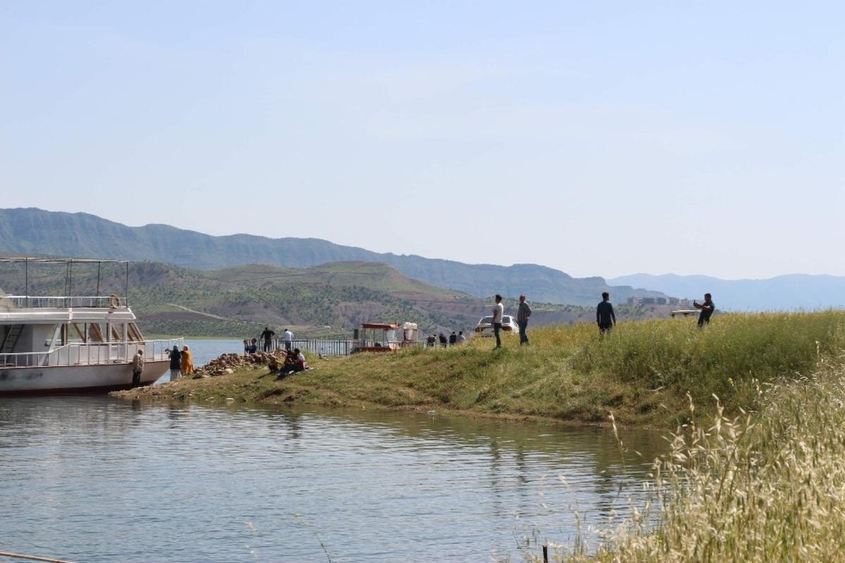 Kısıtlama 4 saatliğine kaldırıldı, Siirtli &ccedil;ocuklar su kenarına akın etti
