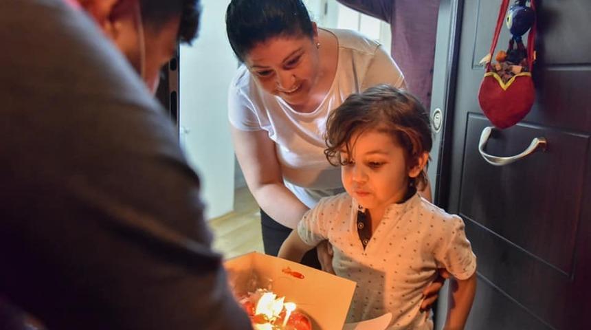 Evlerinde kalan &ccedil;ocuklara doğum g&uuml;n&uuml; s&uuml;rprizi