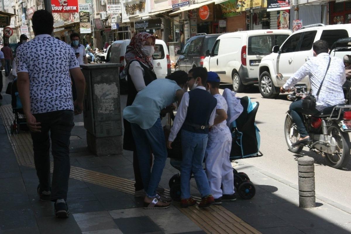 &Ccedil;ocuğunu alan &ccedil;arşıya koştu