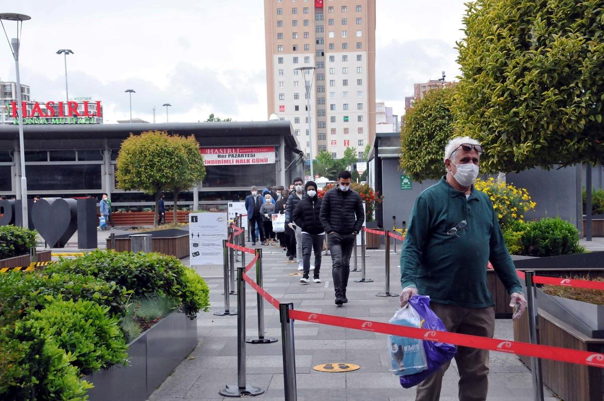 Kısıtlama sonrası alışveriş merkezi &ouml;n&uuml;nde uzun kuyruklar oluştu