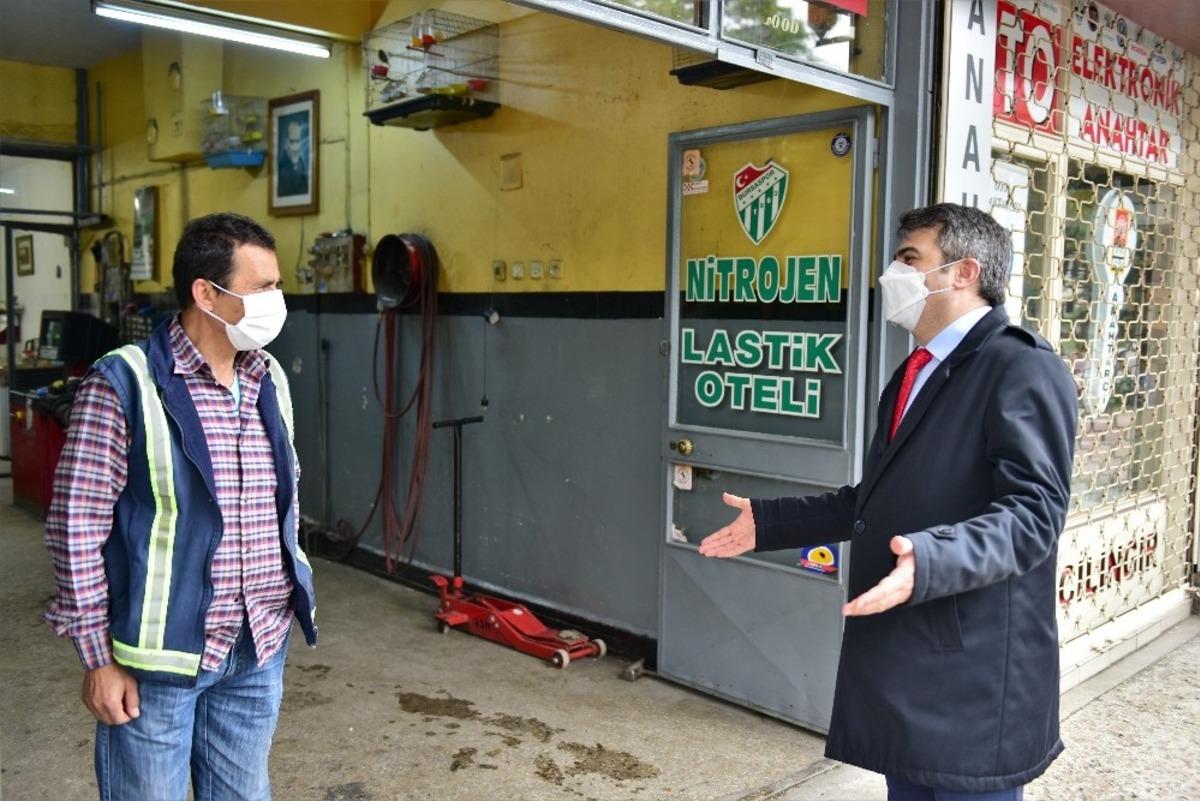 Yıldırım Belediye Başkanı Oktay Yılmaz ger&ccedil;ekleştirdiği ziyaretlerde il&ccedil;e esnafının kontroll&uuml; sosyal hayata ge&ccedil;iş s&uuml;recinde koronavir&uuml;s tedbirleri kapsamındaki uygulamalarını inceledi.