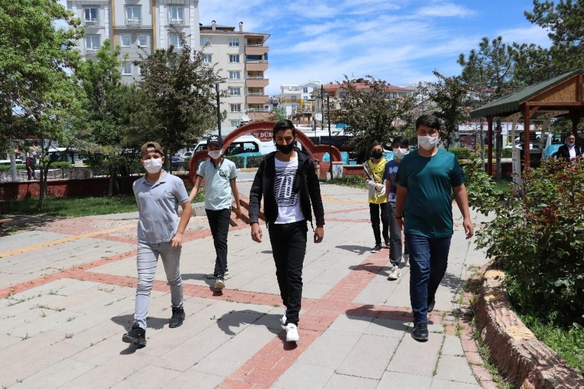 &Ccedil;ocuklar parklarda g&ouml;n&uuml;llerince eğlendi