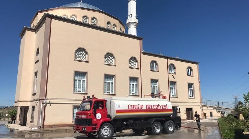 &Uuml;rg&uuml;p&rsquo;te Cami avluları cuma namazı i&ccedil;in hazırlanıyor