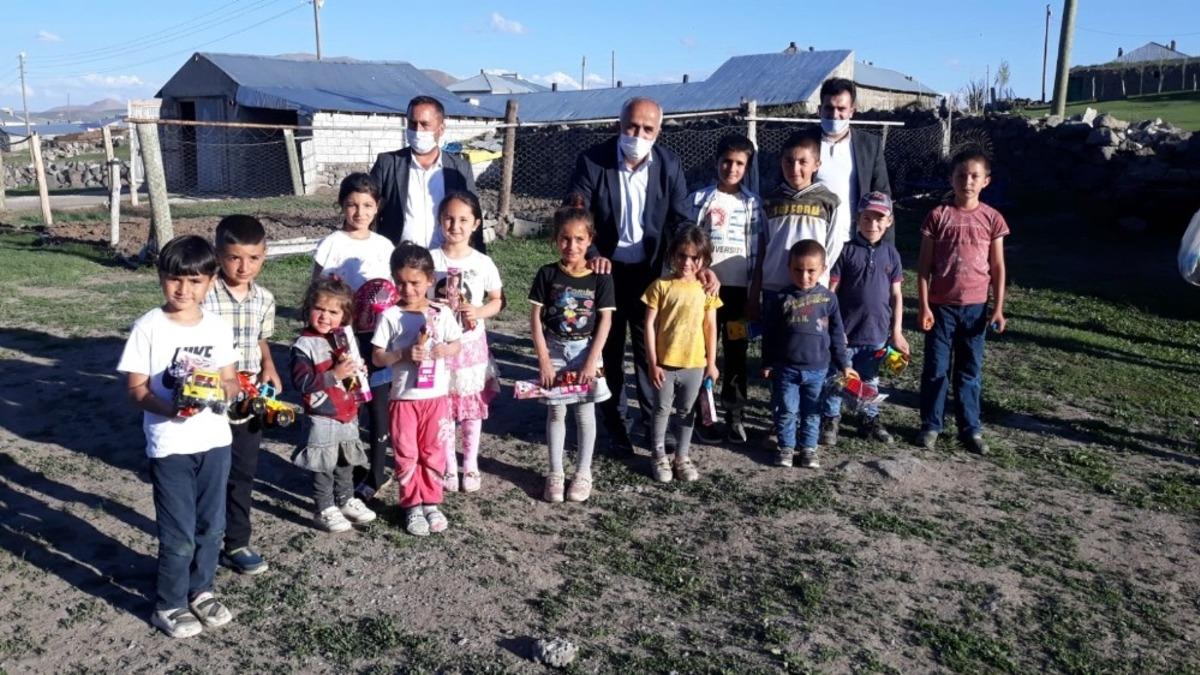 Başkan Ensari&rsquo;den &ccedil;ocuklara oyuncak hayvan otlatanlara şeker