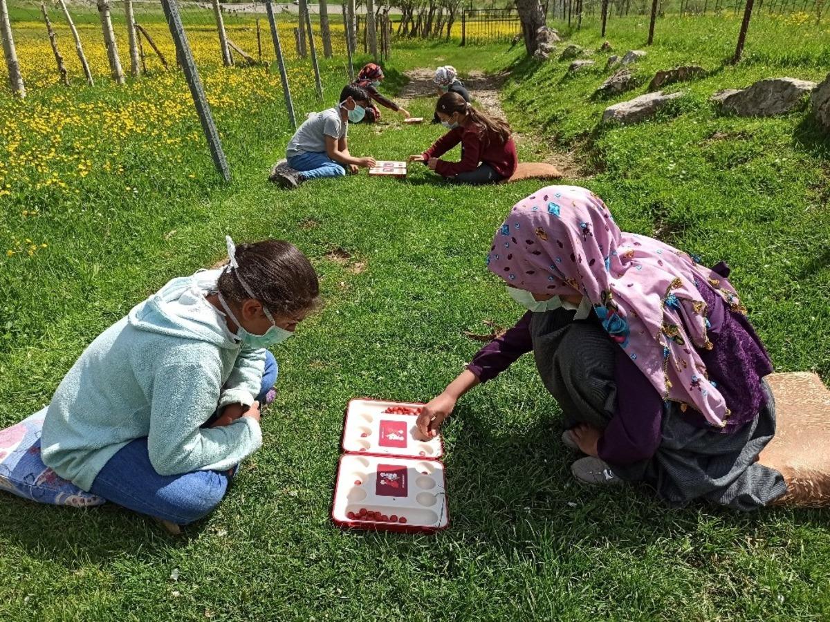 (&Ouml;zel) K&ouml;y &ccedil;ocukları izin g&uuml;nlerinde kırda mangala oynuyor