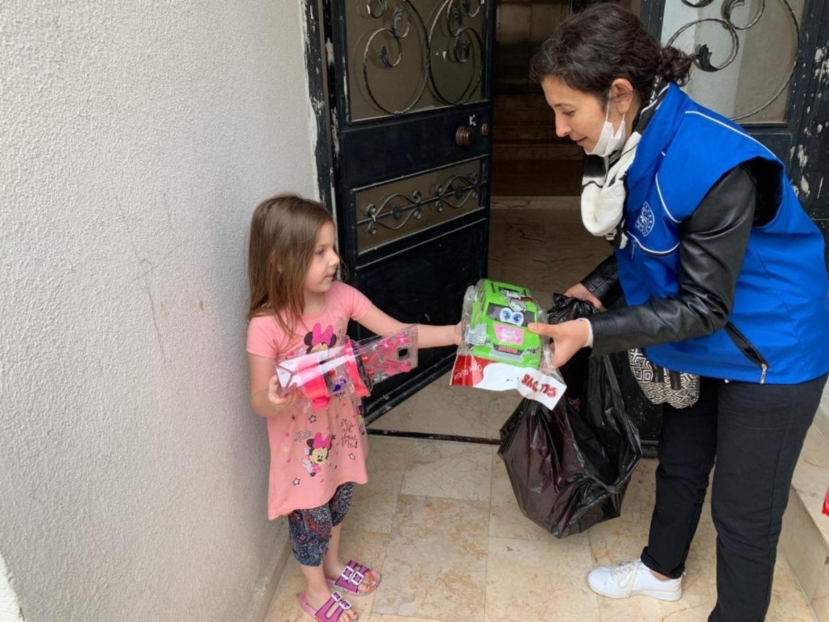 Bayramda davul ve manilerle kapı kapı gezerek &ccedil;ocukları sevindirdiler