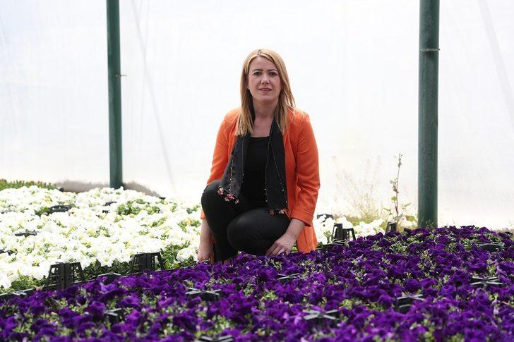 Yaklaşık 200 bin çiçeği kendileri ürettiler G1