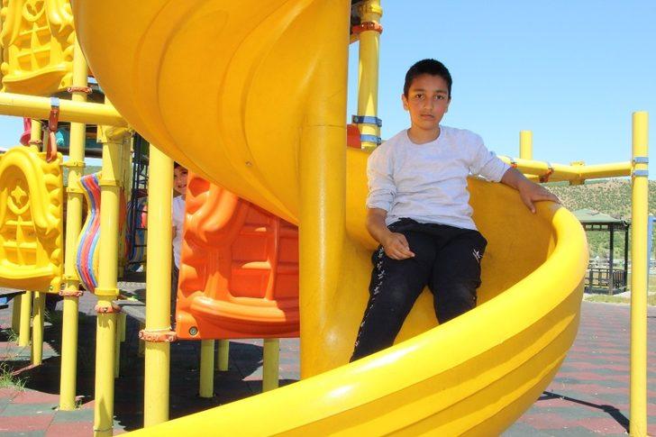 Bingöl’de kısıtlamanın ardından çocuklar parka koştu G4