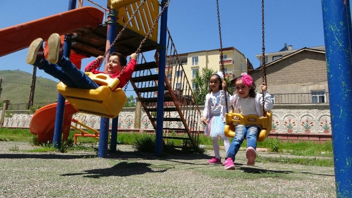 &Ccedil;ocuklar dışarı &ccedil;ıkmanın mutluluğunu yaşadı