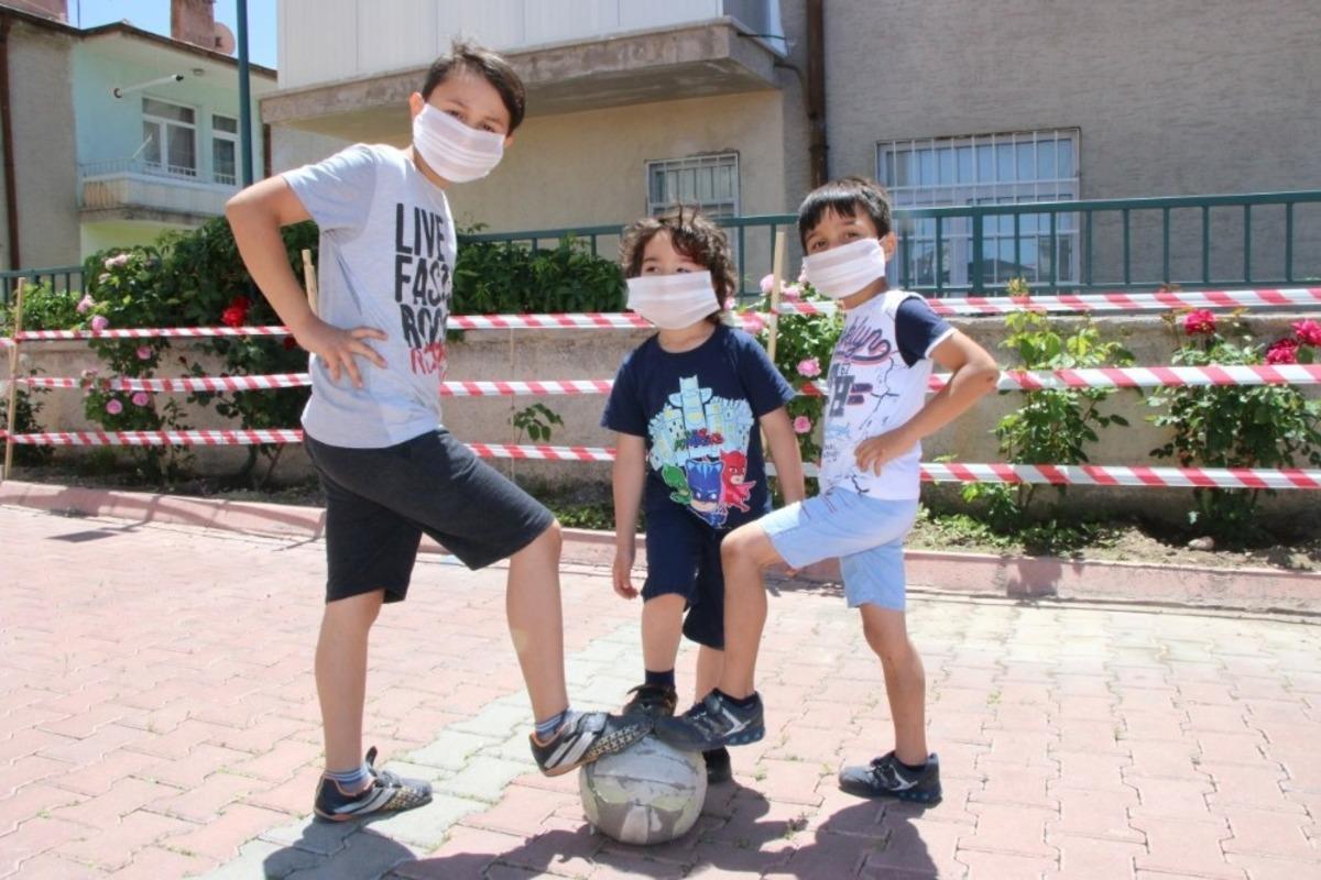 &Ccedil;ocuklar g&uuml;neşli havanın tadını &ccedil;ıkardı