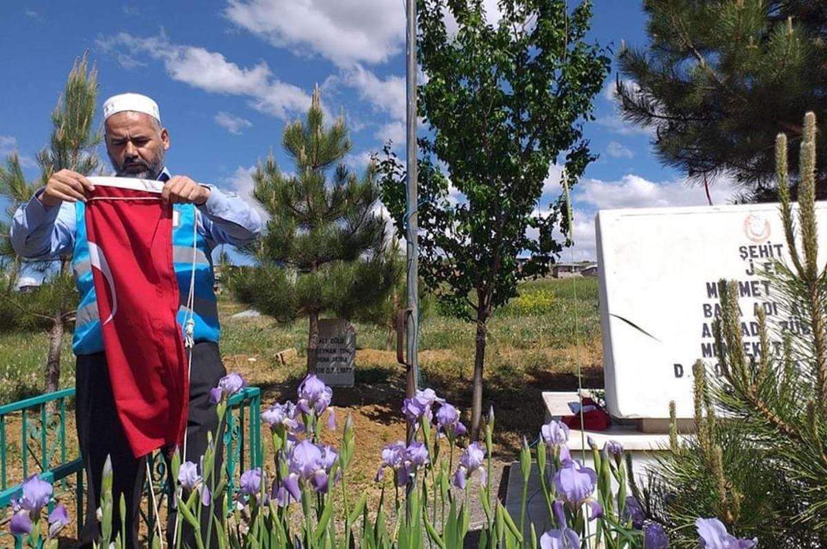 Şehidin mezarındaki yıpranan bayrağı yenisiyle değiştirdi