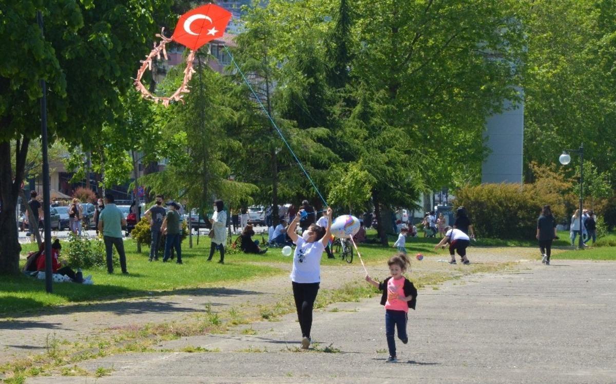 Minikler sahil ve parkları doldurdu