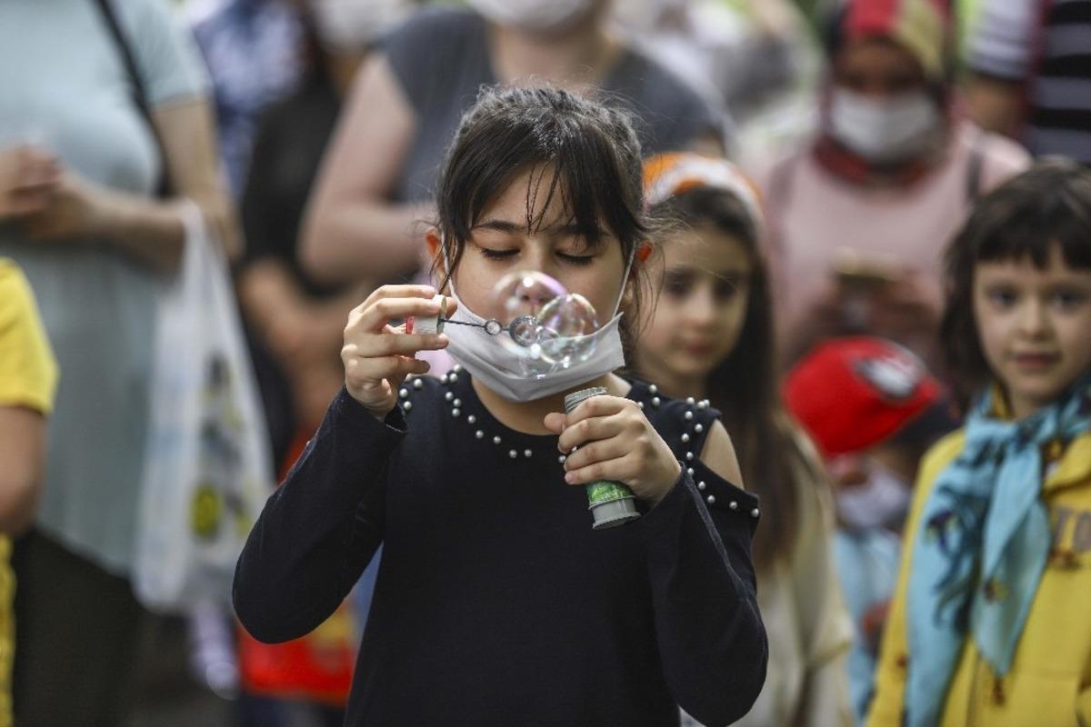 Başkent&rsquo;te sokağa &ccedil;ıkan 14 yaş altı &ccedil;ocuklar i&ccedil;in parkta kitap dağıtıldı
