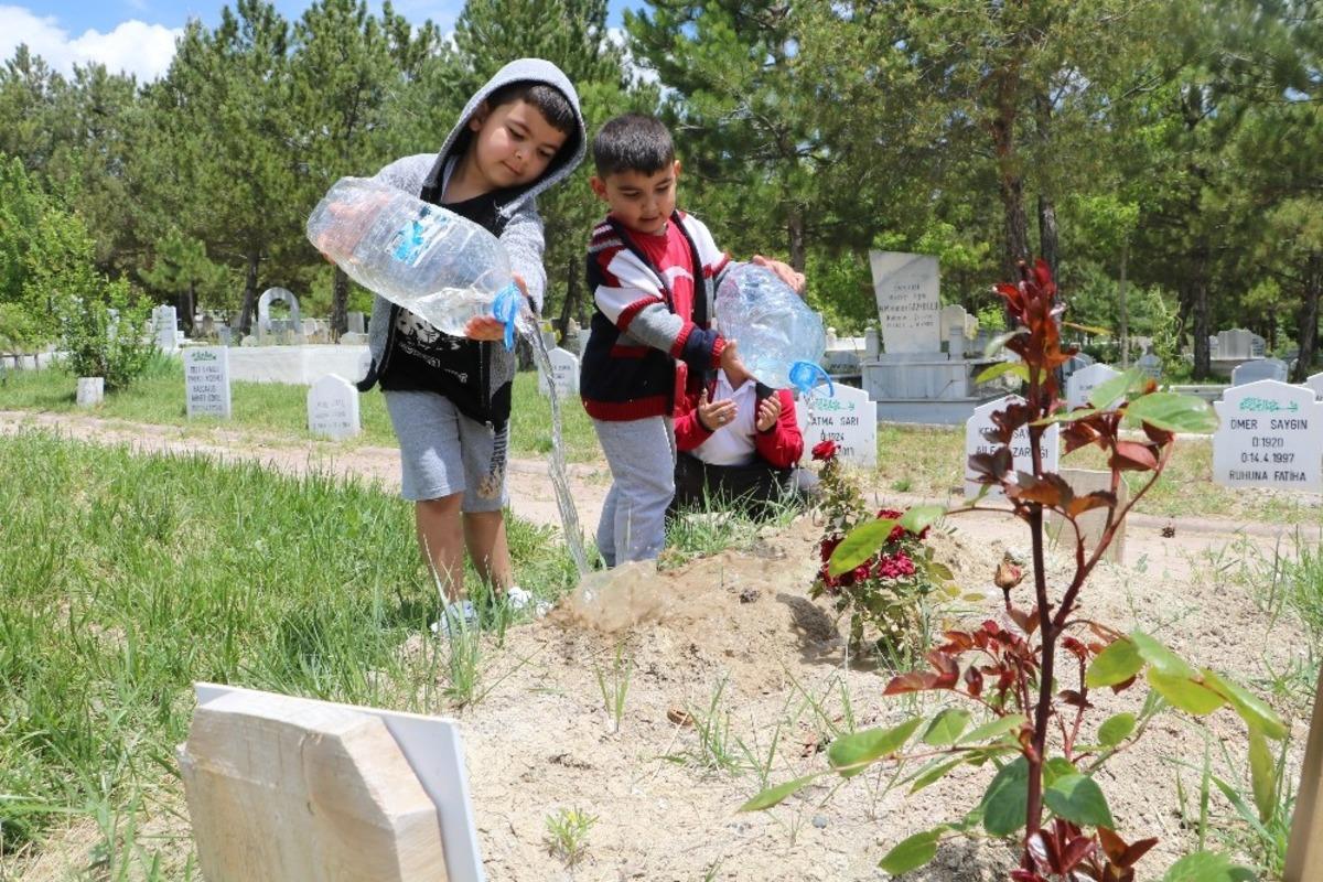 &Ccedil;ocuklar yarım g&uuml;nl&uuml;k izinlerini mezarlıkta ge&ccedil;irdi