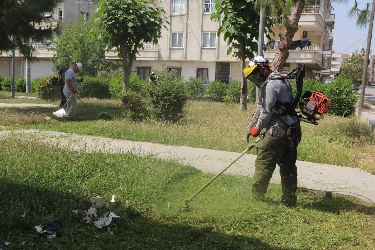 Akdeniz&rsquo;de park ve bah&ccedil;elerin bakım &ccedil;alışmaları hız kazandı