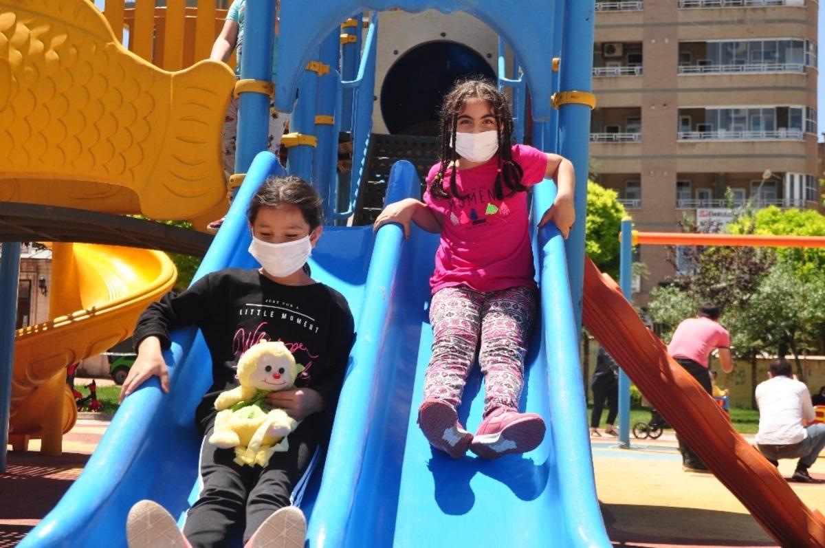Mardin&rsquo;de 3&rsquo;&uuml;nc&uuml; kez sokağa &ccedil;ıkan &ccedil;ocuklar parklara koştu