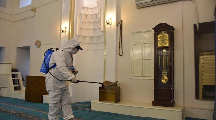 Şehzadeler Belediyesi camileri dezenfekte ediyor