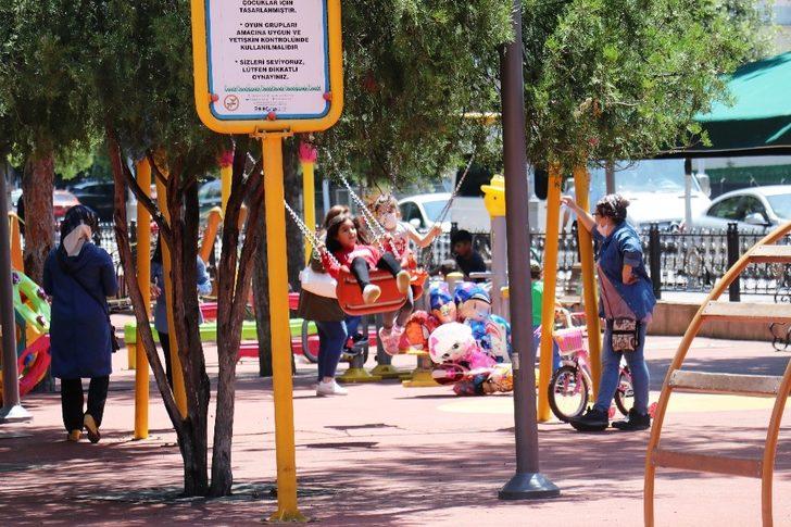 Parklar yine çocuklarla dolup taştı G1
