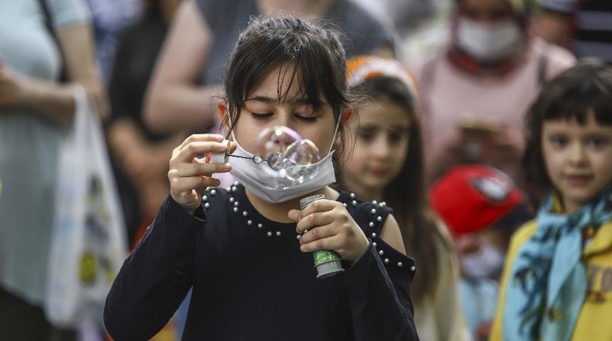 Çocuklar güneşli havanın tadını çıkardı