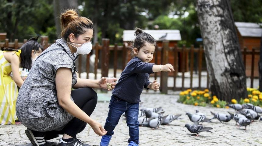 0-14 yaş aralığındaki çocuklar bir hafta aranın ardından dışarı çıktı