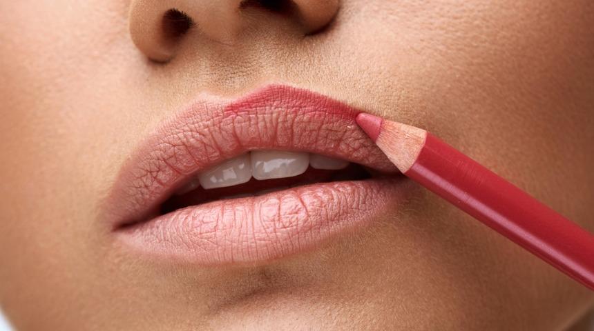 Ünlüler bunu yapıyormuş... Dudakları daha dolgun göstermek için...