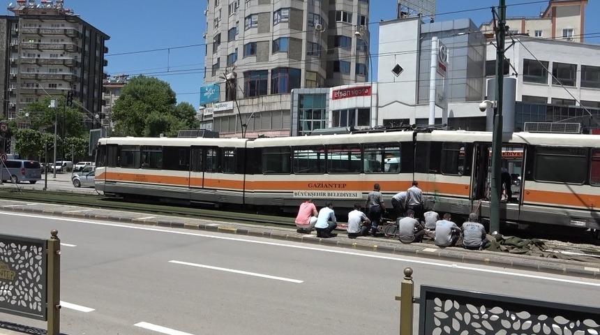 Raydan &ccedil;ıkan tramvay 6 saat sonra kaldırıldı
