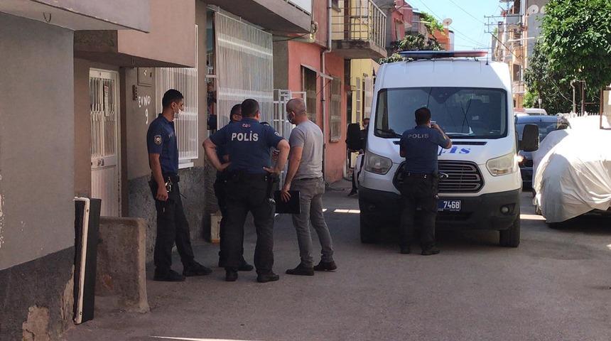 Eşini d&ouml;vmesine engel olan babası ve ağabeyini bı&ccedil;akladı