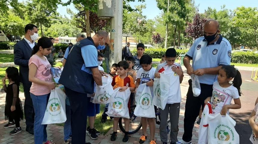 Kısıtlamaya ara verilmesi ile dışarı &ccedil;ıkan &ccedil;ocuklara spor malzemesi hediyesi