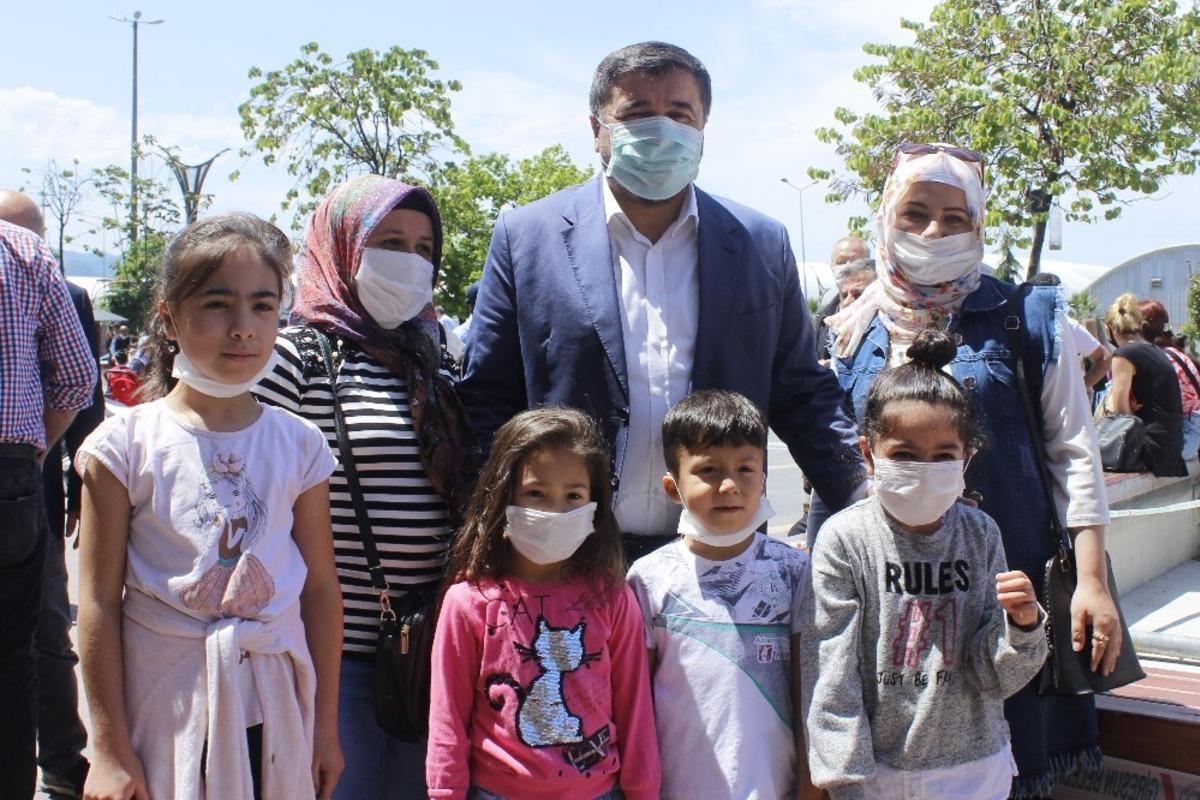 Başkan Şenlikoğlu vatandaşların bayramını kutladı, &ccedil;ocuklara &ccedil;ikolata dağıttı
