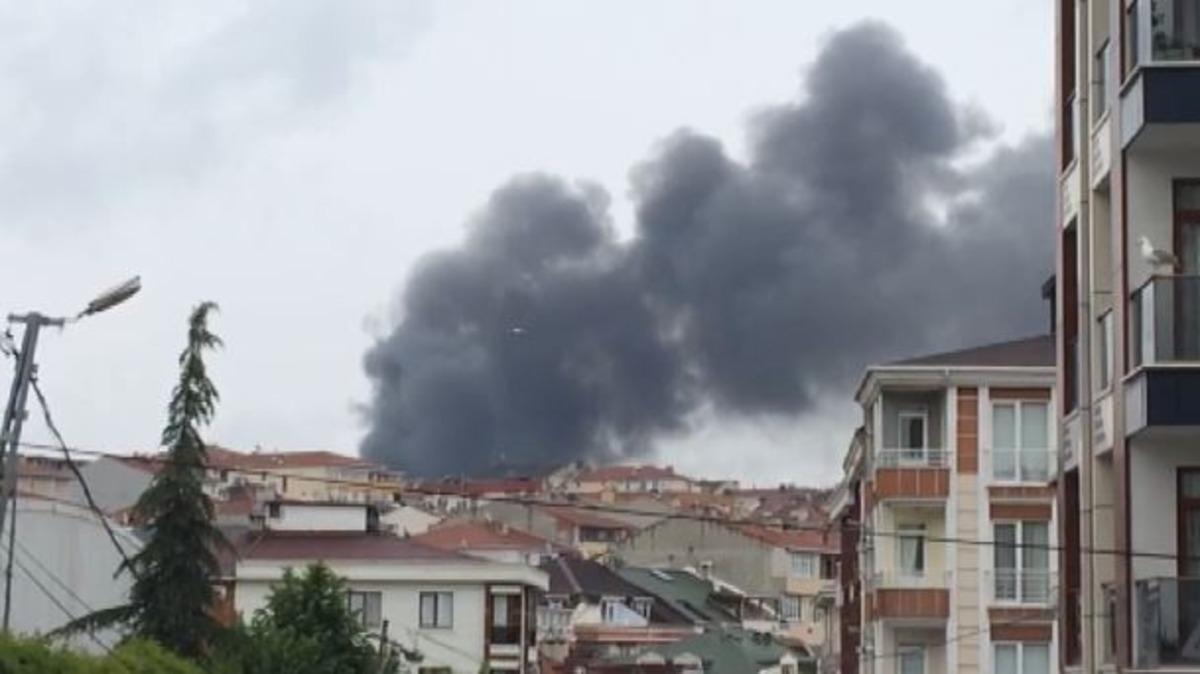 Avcılar'da plastik fabrikasında yangın